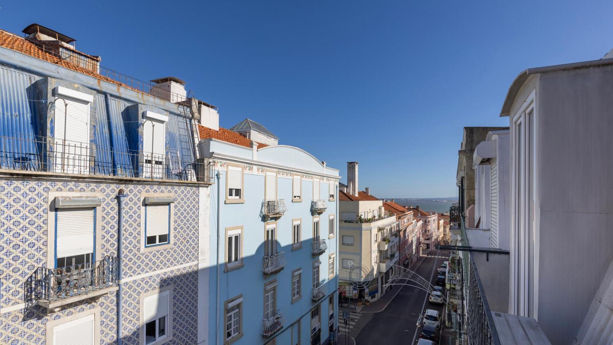 Classic Topfloor Apartment By Lovelystay Lisbon Bagian luar foto