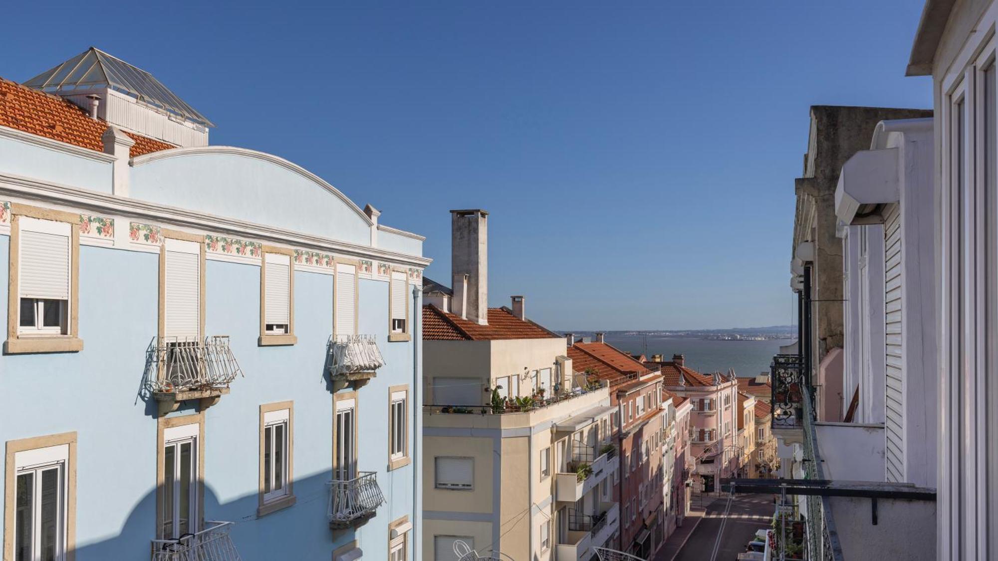 Classic Topfloor Apartment By Lovelystay Lisbon Bagian luar foto
